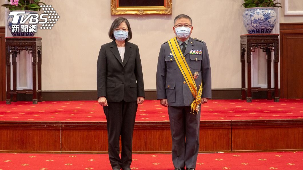 張冠群上將（右）出任總統府戰略顧問。（圖／中央社）