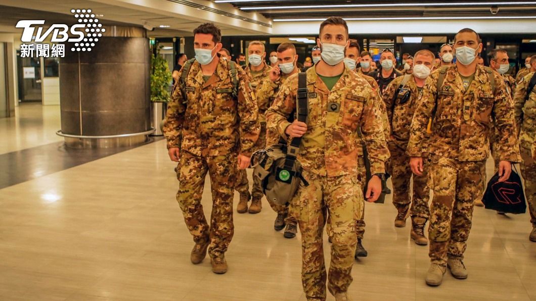 義大利駐阿富汗聯軍於30日抵達比薩軍用機場。(圖/達志影像美聯社)