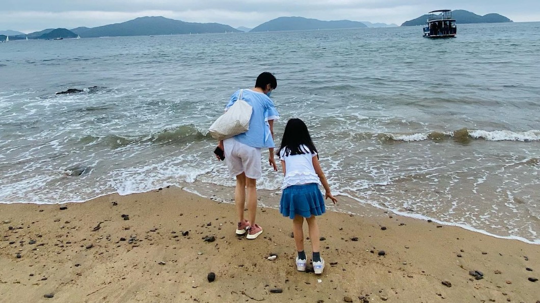 梁詠琪陪女兒與同學出遊。（圖／翻攝自梁詠琪臉書）