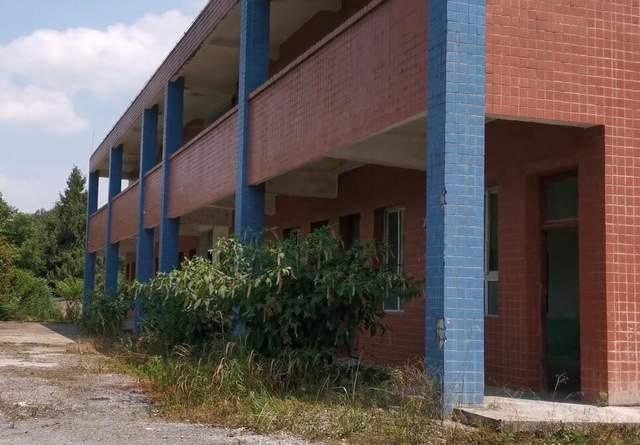 如今該所希望小學已荒廢。（圖／翻攝自微博）