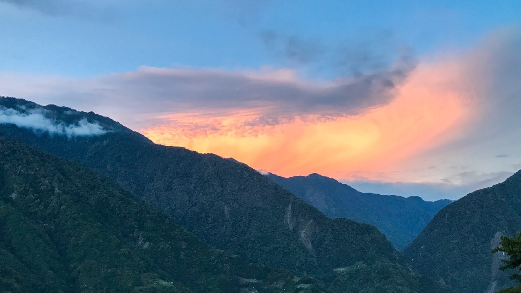 南投山區火燒雲天空奇景。(圖/茶農陳才毅提供)