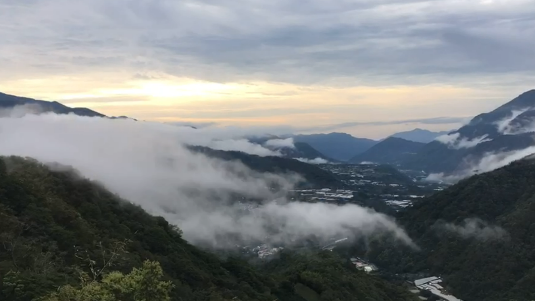 雨後天空奇景! 南投信義驚見雲瀑、火燒雲