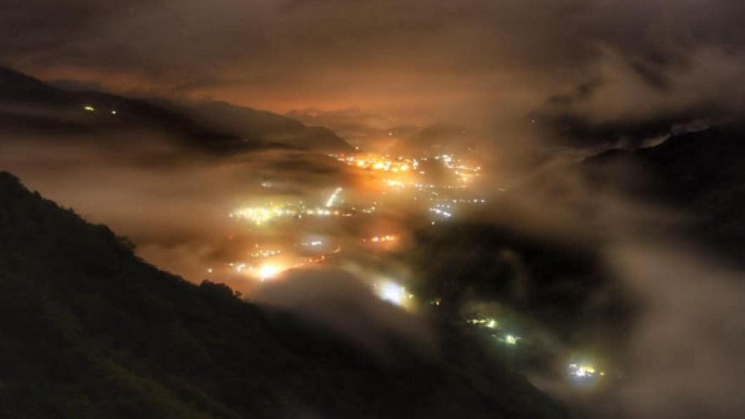 南投望高茶園下完雨的美景。(圖/茶農陳才毅提供)
