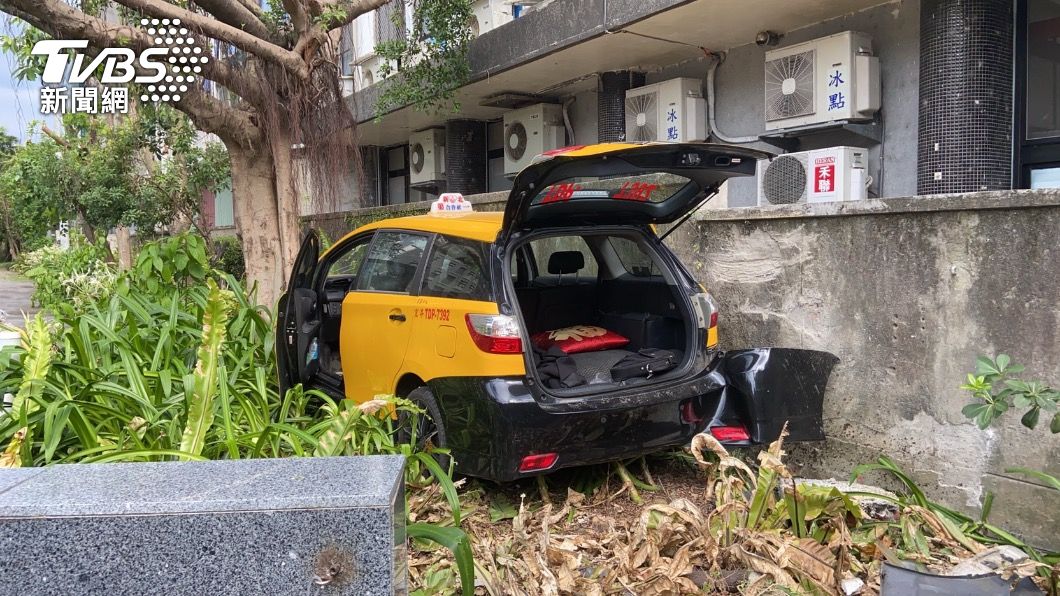 計程車撞樹才停下來。(圖/TVBS)