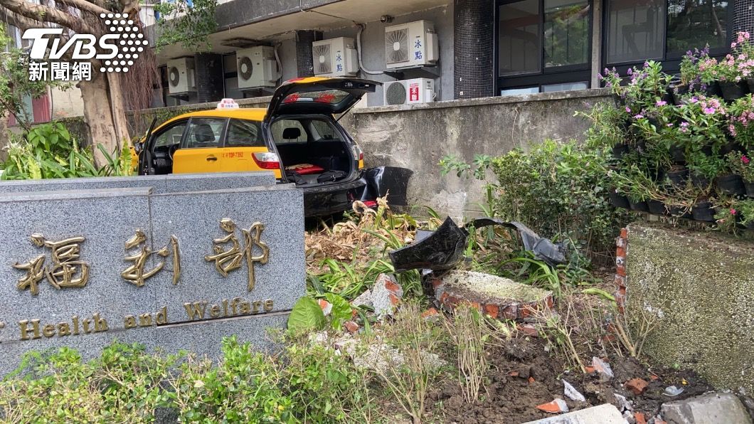 計程車失控暴衝　撞進衛福部大樓花圃