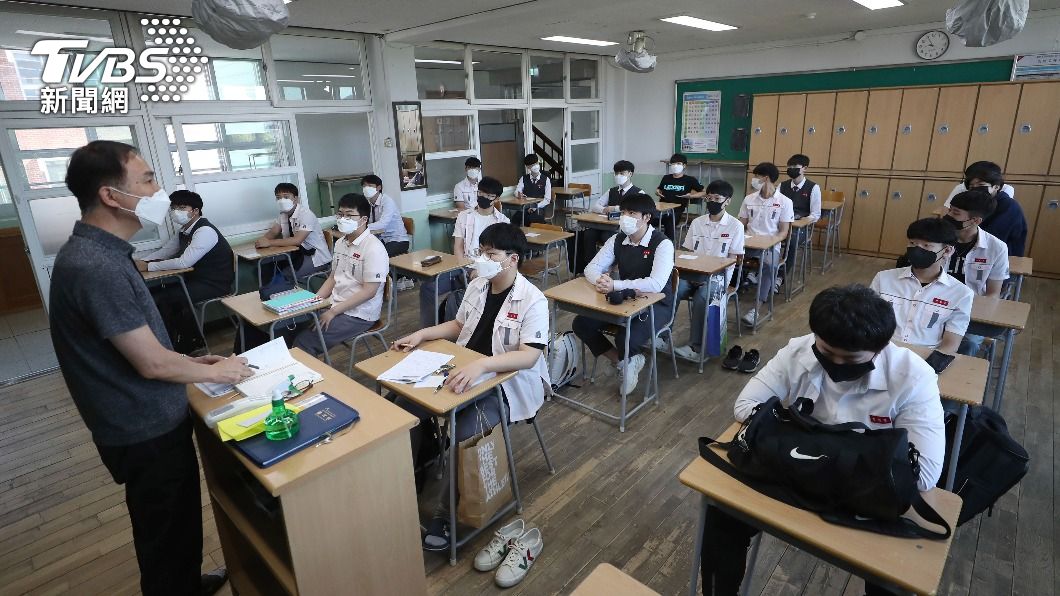 南韓高三學生7月接種疫苗 50歲以上開放AZ混打