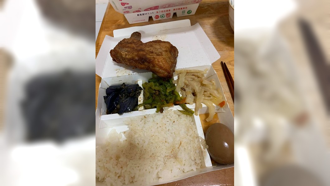 一名人妻分享丈夫買了雞腿便當回家給她吃，不料打開見配菜整個傻眼。（圖／翻攝自爆怨2公社）