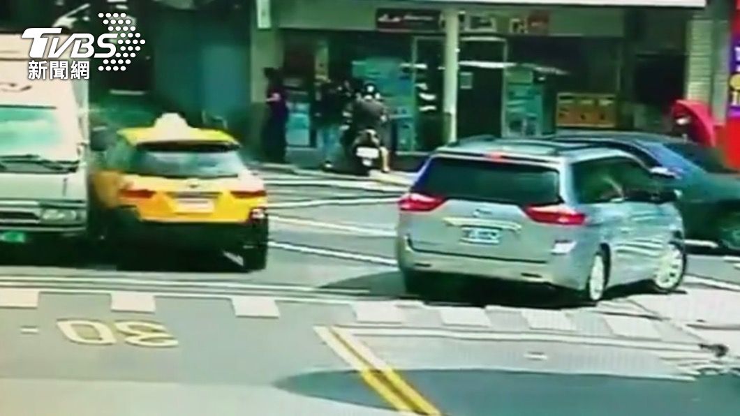 計程車失控波及小貨車。(圖/TVBS)