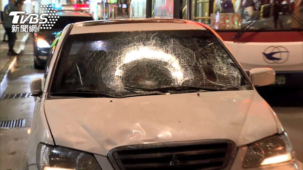 肇事車擋風玻璃碎裂。(圖/TVBS)