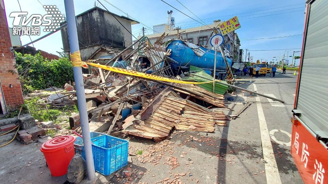 直擊驚悚瞬間!曳引水車衝撞路邊民宅 駕駛疑酒駕慘死