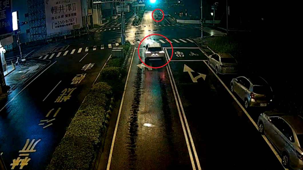 洪女(前)下班騎車回家遭何男(後)駕車尾隨8.5公里。(圖/警方提供)