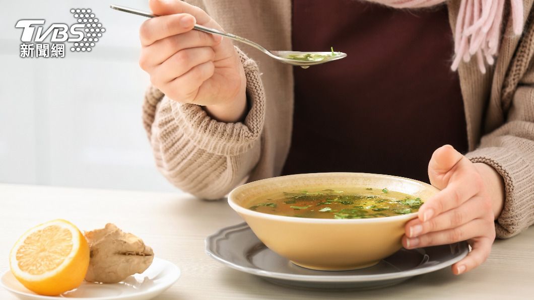 用餐時先喝湯再吃菜可增加飽足感。(示意圖/shutterstock達志影像)