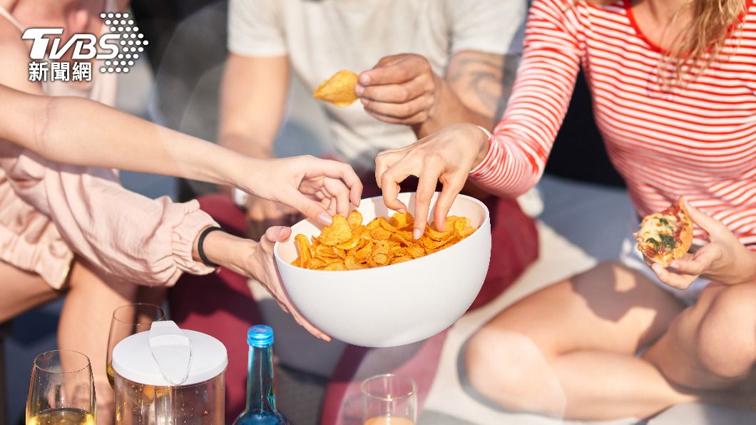 點心與家人一起分享避免一次攝取太多高熱量食物。(示意圖/shutterstock達志影像)
