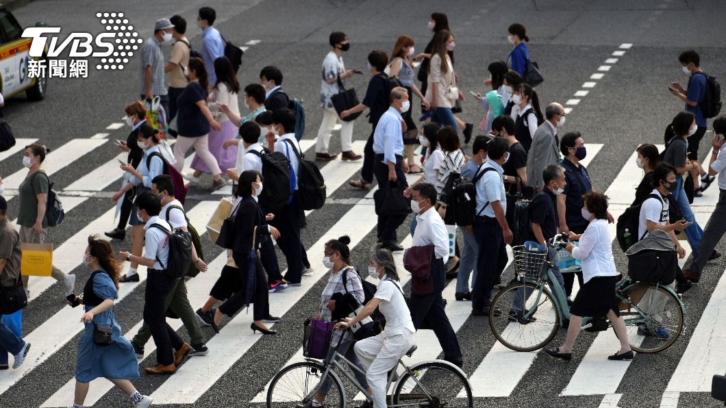 東京外出人潮湧現。(圖/達志影像美聯社)