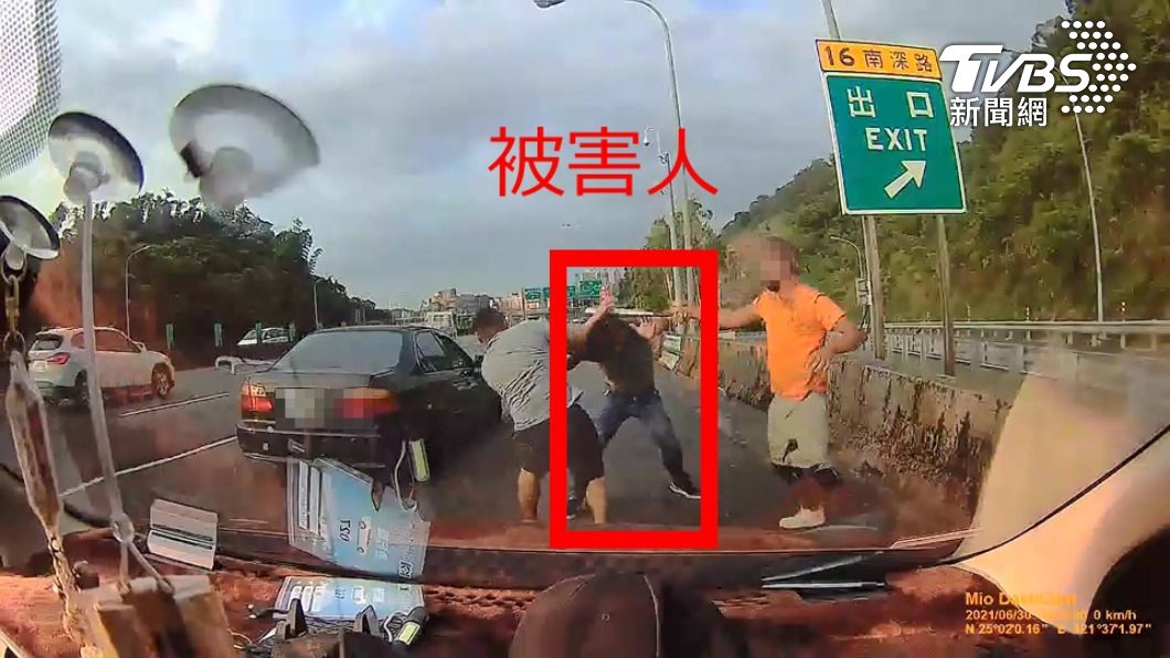 兩名惡煞攔車後，持鋁棒、徒手毆打陳姓被害人。(圖/TVBS)
