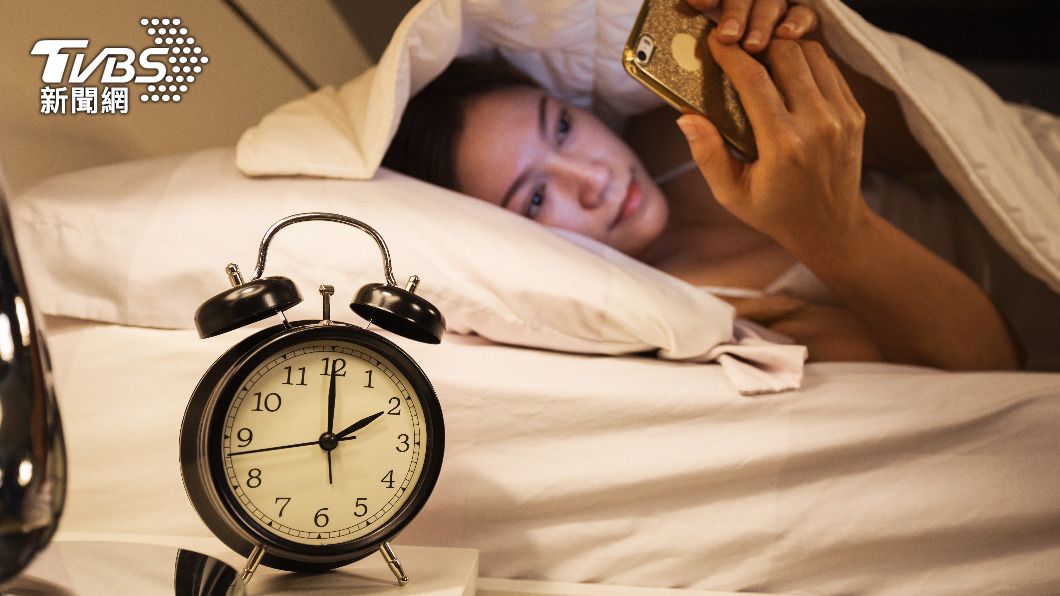經常性熬夜恐讓慢性疾病找上門。(示意圖/shutterstock達志影像)