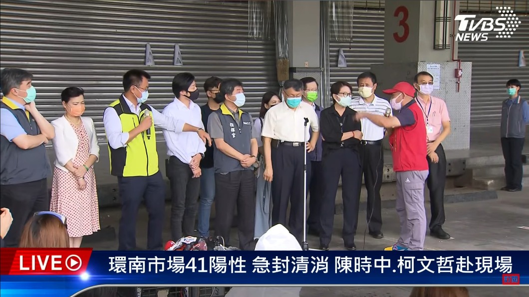 環南市場自治會長林勝東指著立法委員林昶佐痛罵。(圖/TVBS)