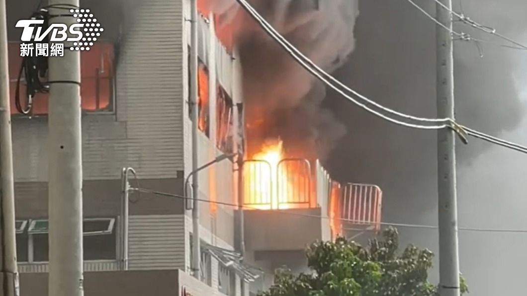 台南包裝工廠大火爆炸聲不斷 2員工助救火嗆傷送醫