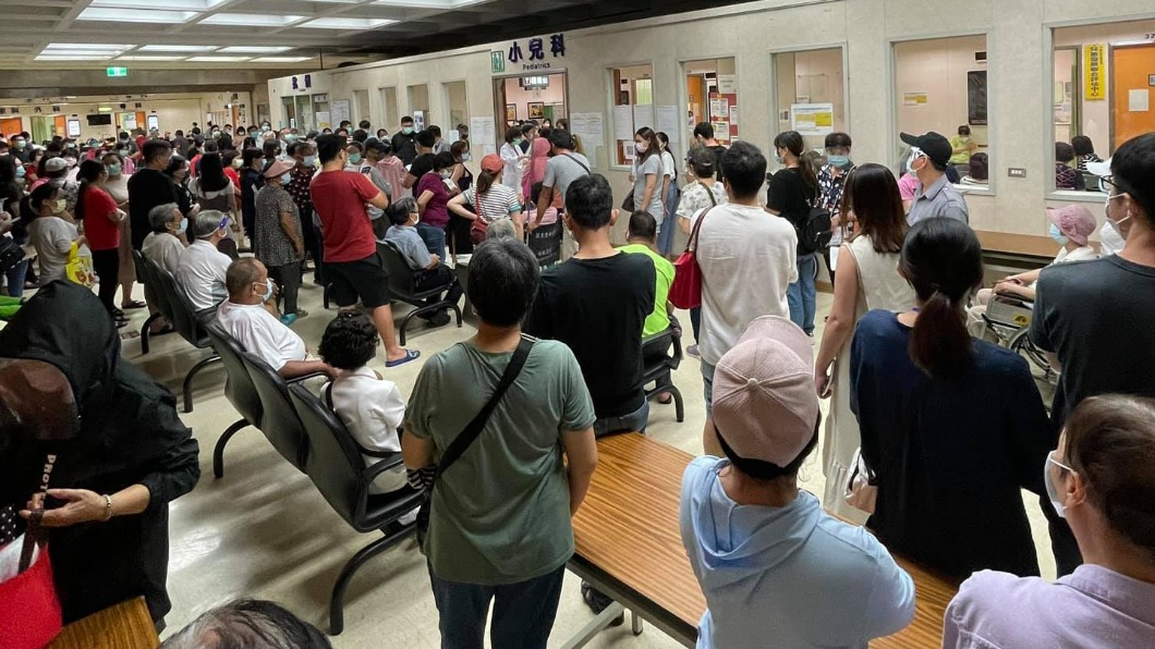 逾百人群聚打疫苗!宜蘭人氣炸 預約還要等2小時