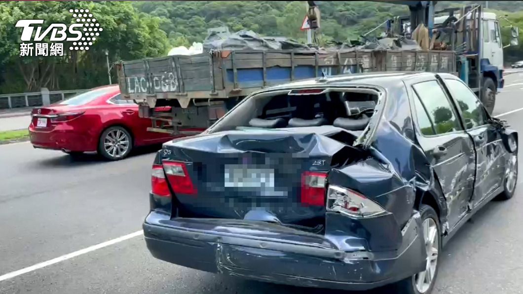 遭撞擊轎車。(圖/TVBS)