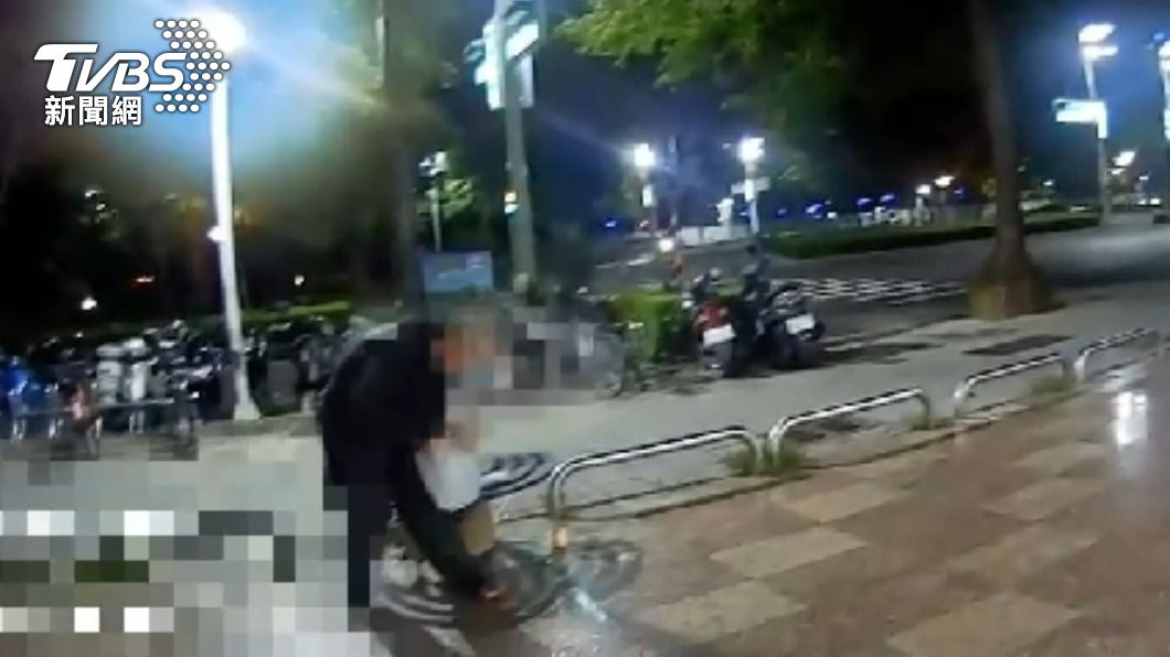 疫情失業!老翁無助獨坐騎樓 警自掏腰包買便當雨中送暖
