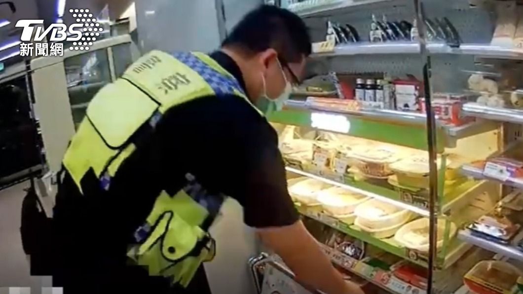 員警自掏腰包買便當。（圖／TVBS）