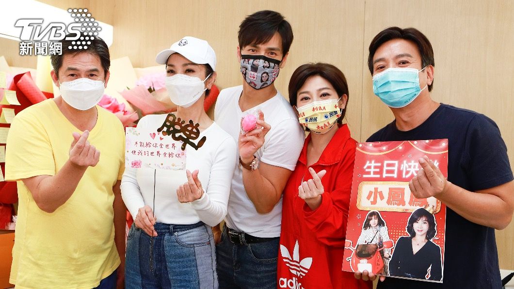 洪都拉斯、Gino、王彩樺、王中平特地幫陳美鳳慶生。(圖/民視提供)
