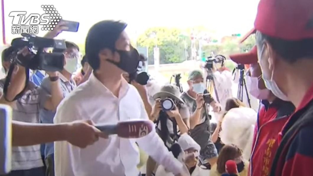 林昶佐環南市場挨轟「滾回去唱歌」對話曝 網酸:最精彩記者會