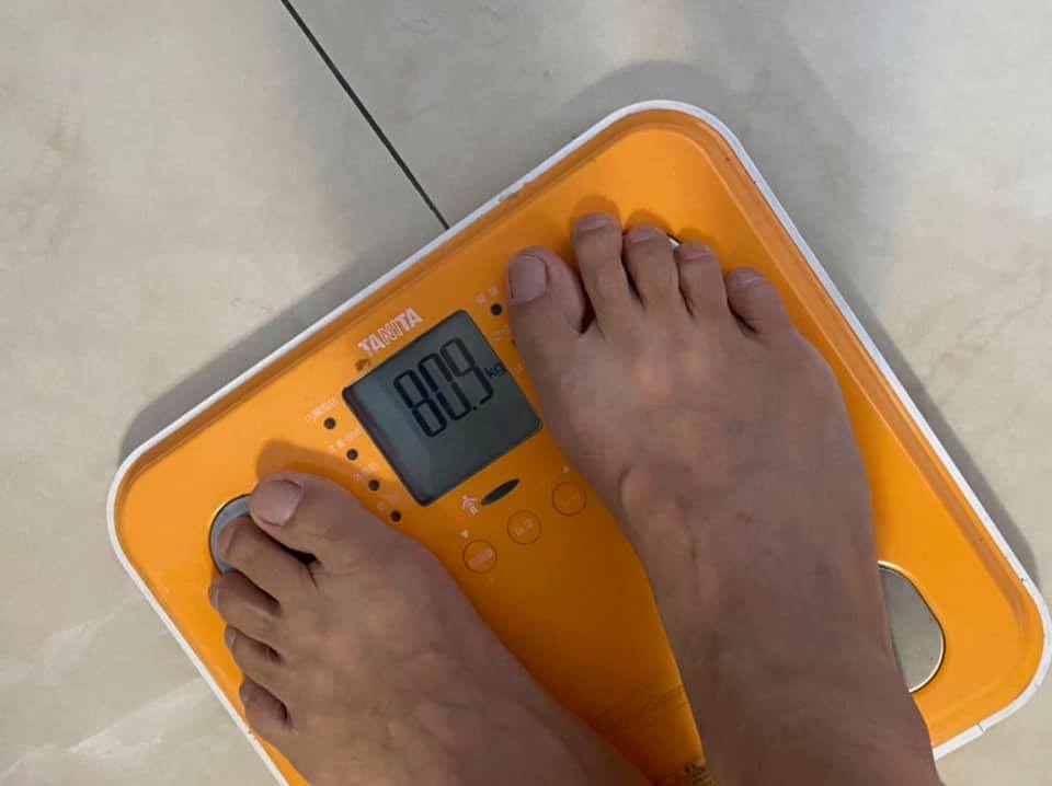 梁赫群笑說,瘦到怕被風吹走。(圖/翻攝自梁赫群臉書)