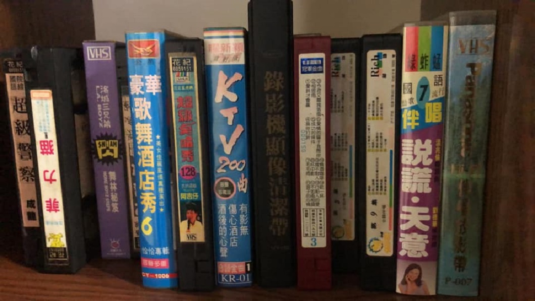 當時民眾都會觀看錄影帶，而那台紅色跑車就是所謂的「VHS迴帶機」。（圖／翻攝自爆廢公社公開版）
