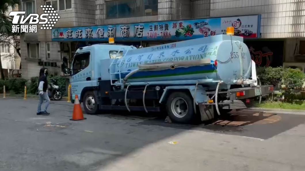 水公司調派水車前來支援。(圖/TVBS)