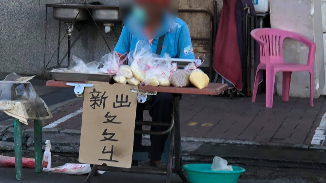 老伯在路邊擺攤，手寫字牌特別吸引目光。（圖／翻攝自「屏東縣潮州鎮」）