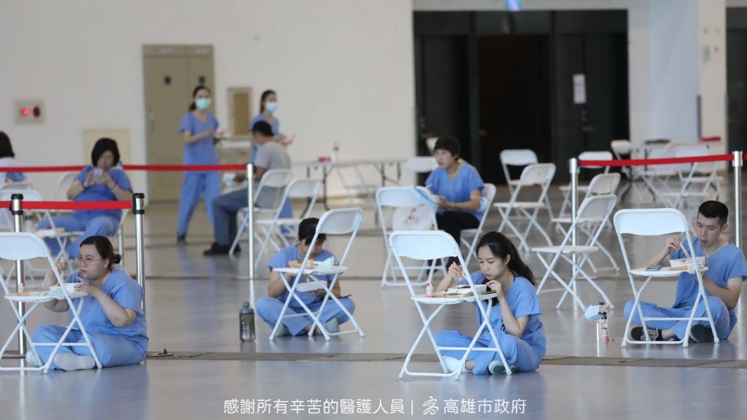 醫護克難坐地吃便當 網嗆陳其邁:不要只會到現場鞠躬