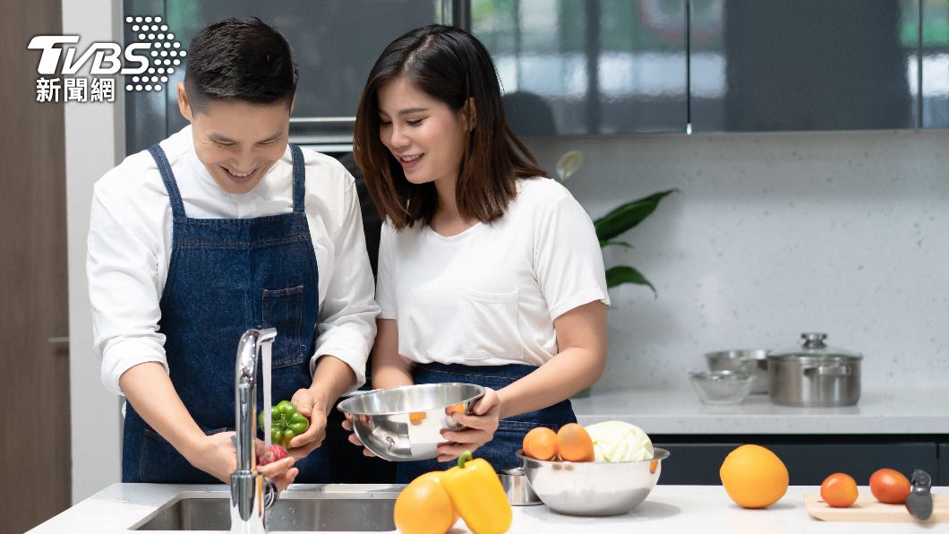 有「潔癖」形象的處女座男性多會幫忙處理家務。(示意圖/shutterstock達志影像)
