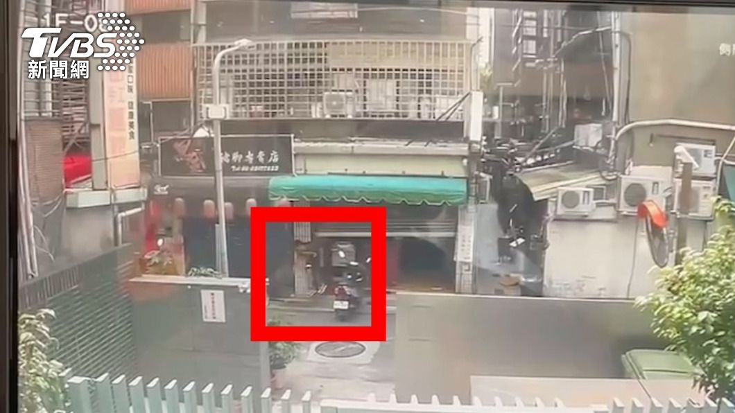 陳姓竊嫌犯案後離開。(圖／TVBS)