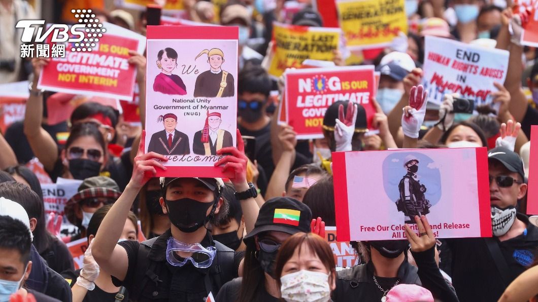 民眾走上街頭,要求軍方釋放民主政府官員。(圖/達志影像路透社)