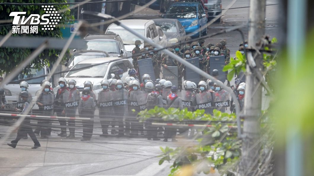 由軍方及警方組成的安全部隊聚集,準備驅趕抗議人士。(圖/達志影像路透社)