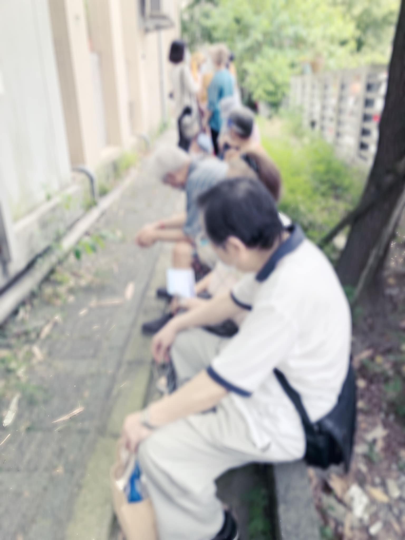 汐止衛生所外聚集近百民長者。(圖/翻攝自葉天倫臉書)