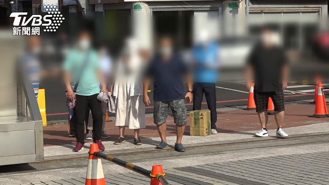 民眾搶疫苗殘劑。(圖/TVBS)