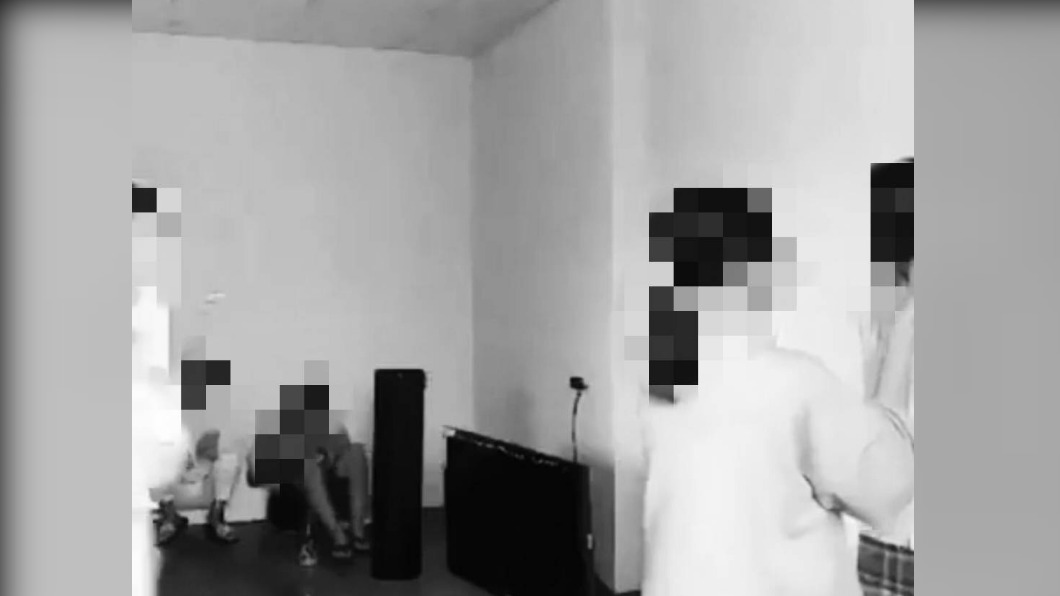 少女慘遭霸凌,一旁看戲同學無人上前幫忙。(圖/翻攝網路)