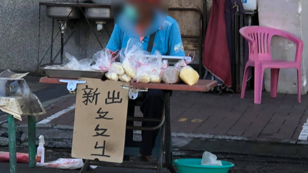 老伯在路邊擺攤,手寫字牌特別吸引目光。(圖/翻攝自「屏東縣潮州鎮」臉書)