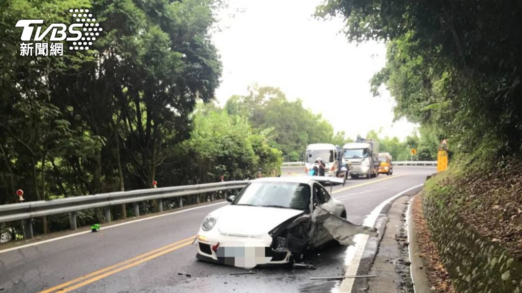 900萬保時捷911對決大貨車 輪胎噴飛車頭毀