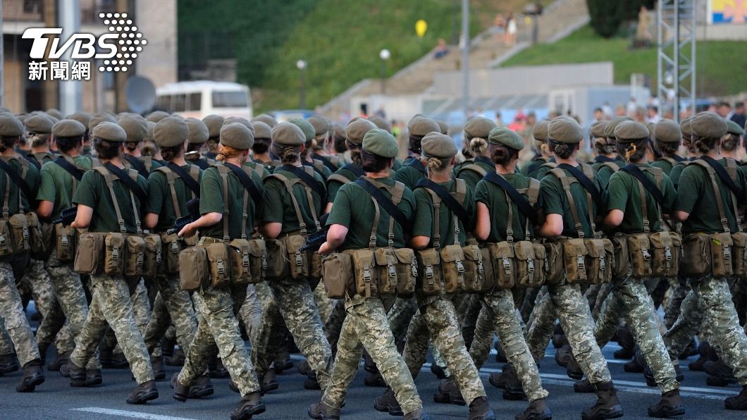 烏克蘭女性士兵著軍裝遊行。(示意圖/shutterstock達志影像)