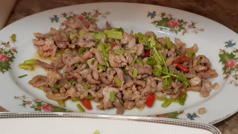 澎恰恰製作芹菜炒肉絲。(圖/翻攝自澎恰恰臉書)