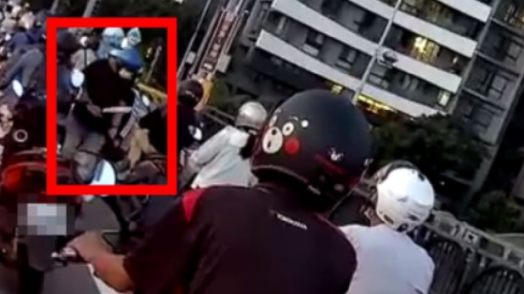 男子尋仇，竟持開山刀沿路騎車。(圖／翻攝臉書交通會客室)
