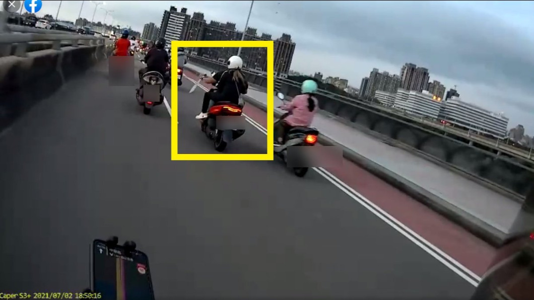 男子尋仇，竟持開山刀沿路騎車。(圖／翻攝臉書交通會客室)