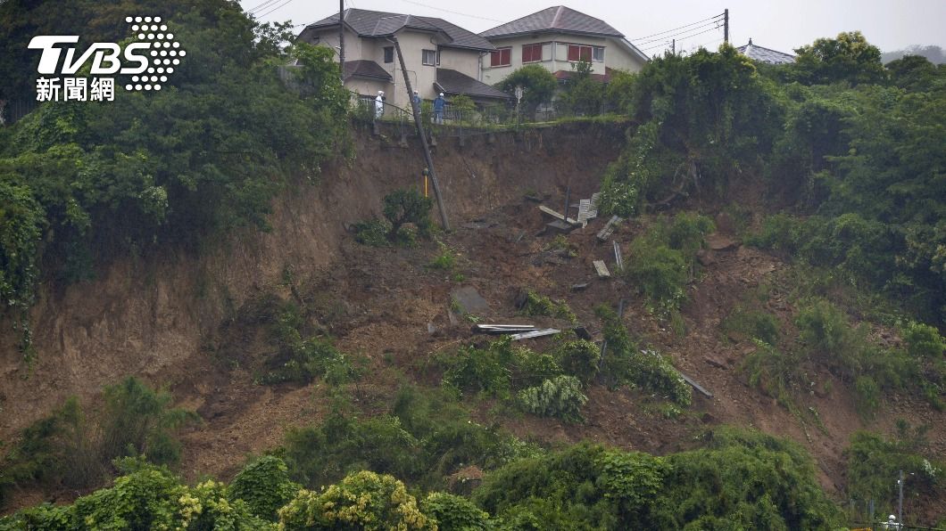 日本靜岡縣爆發嚴重土石流。（圖／達志影像路透社）