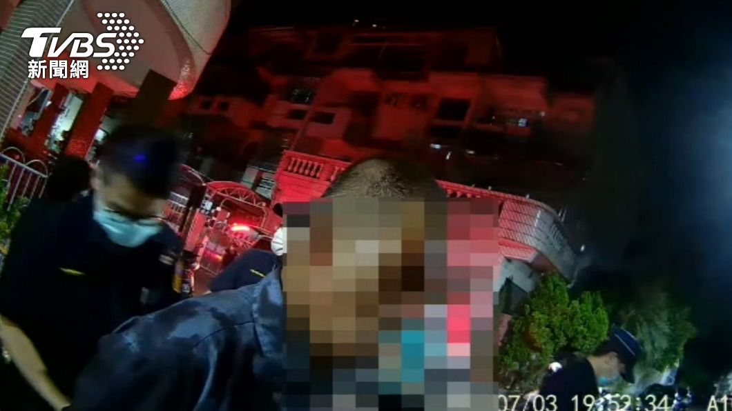 陳姓兇嫌殺人後,留在現場遭警方逮捕。(圖/TVBS)