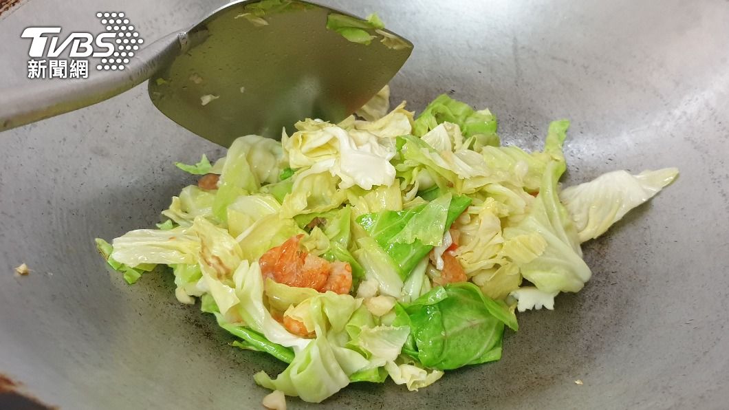 網友表示,炒高麗菜很難不好吃。(示意圖/shutterstock 達志影像)