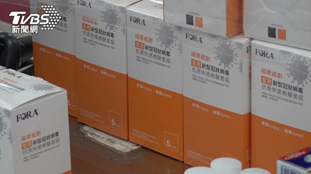 指揮中心日前提出廣篩政策,鼓勵民眾在家使用快篩試劑檢測新冠肺炎。(圖/TVBS)